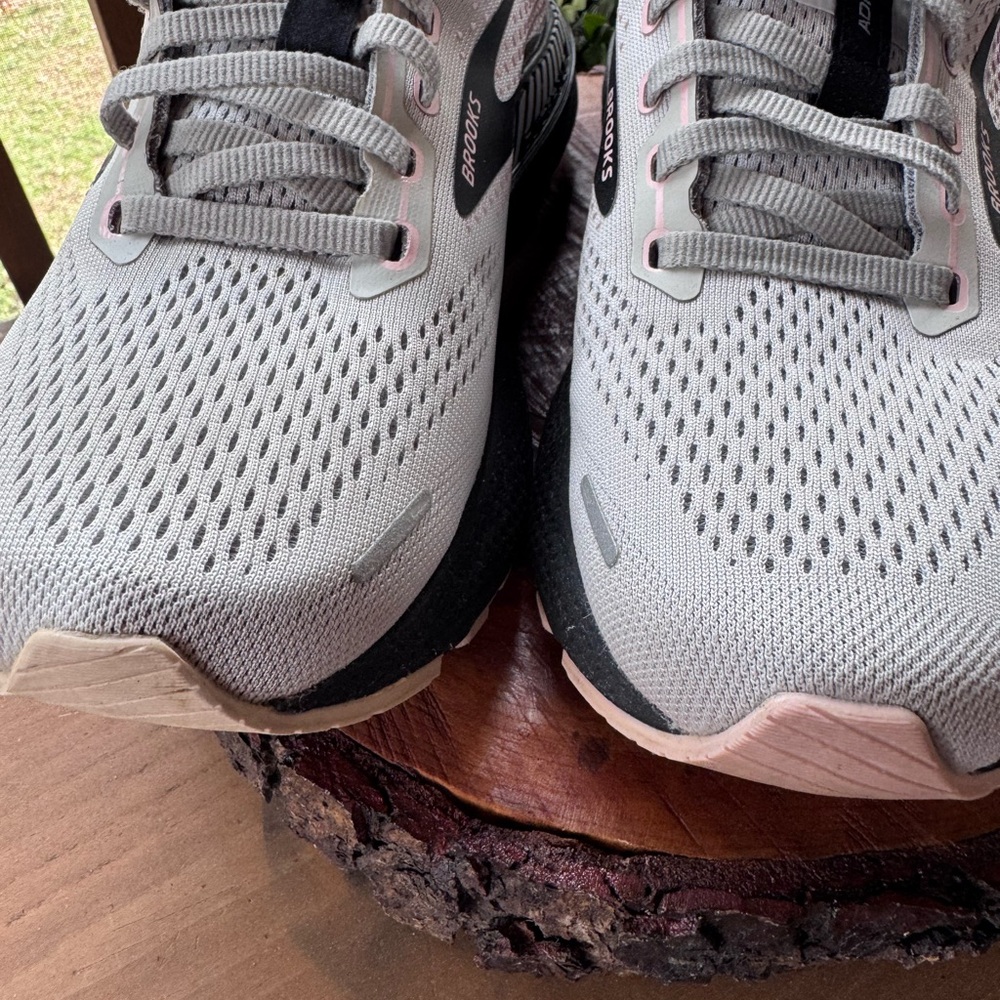 Brooks Adrenaline GTS 22 women's Running Shoes - Light Gray with Black Accents 7 - Picture 3 of 10